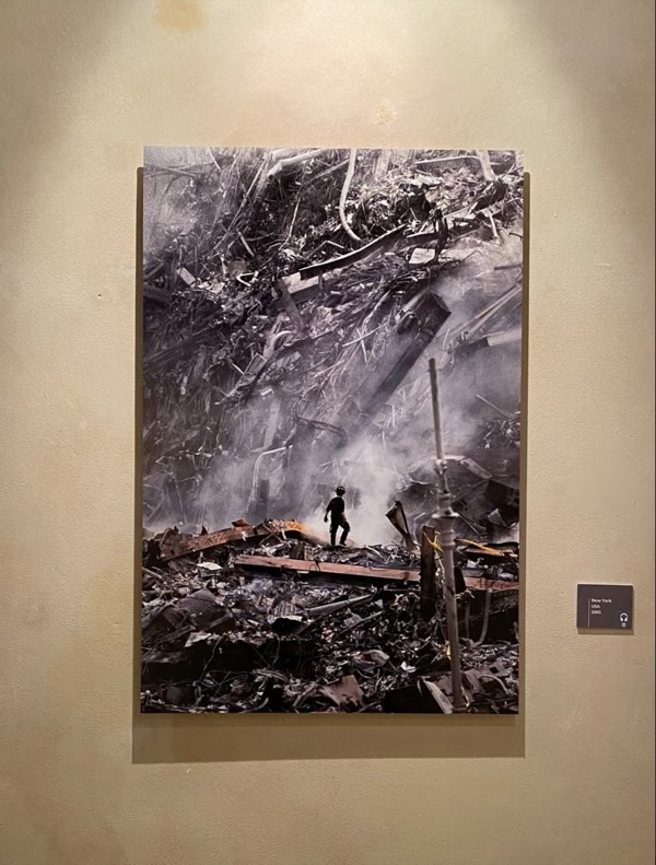 Fotografia esposta alla mostra di Steve McCurry