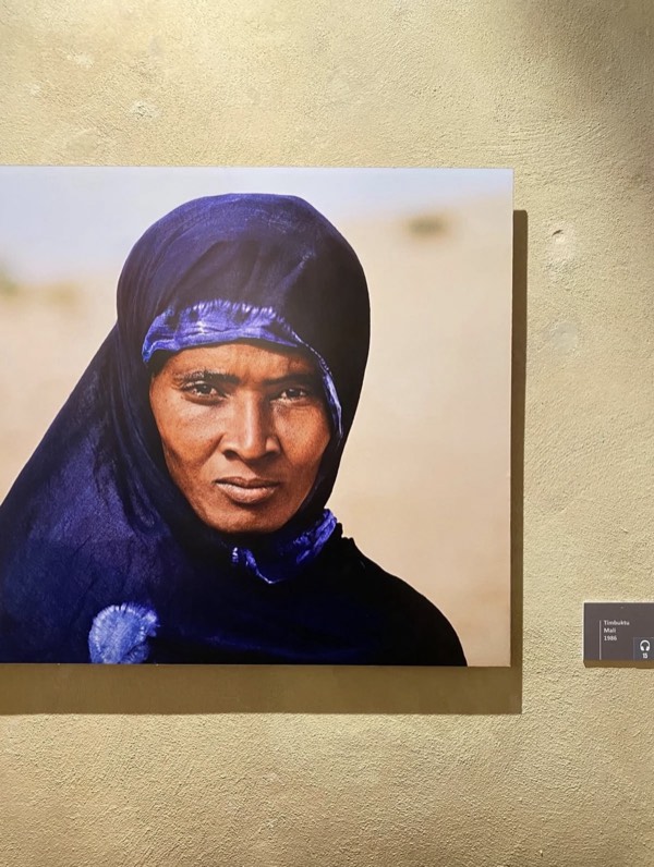 Fotografia esposta alla mostra di Steve McCurry