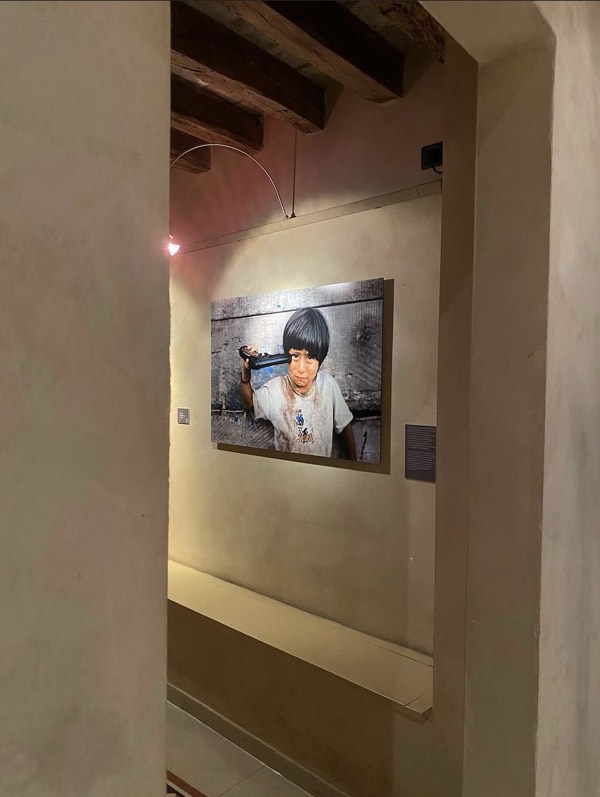 Fotografia esposta alla mostra di Steve McCurry