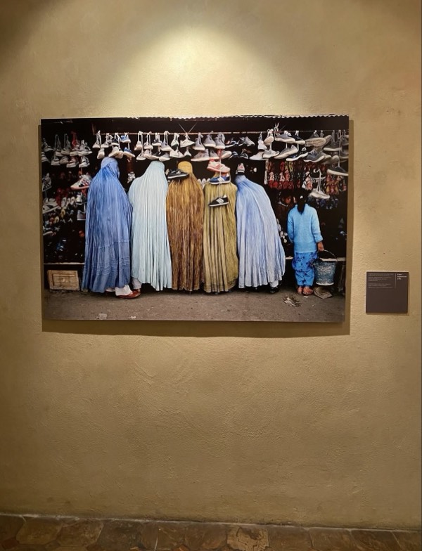 Fotografia esposta alla mostra di Steve McCurry