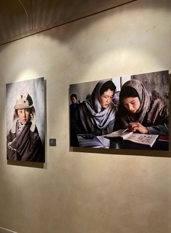 Fotografia esposta alla mostra di Steve McCurry
