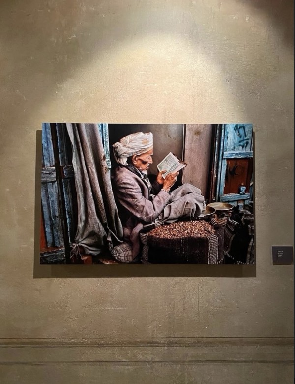Fotografia esposta alla mostra di Steve McCurry