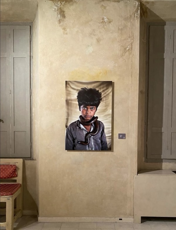 Fotografia esposta alla mostra di Steve McCurry