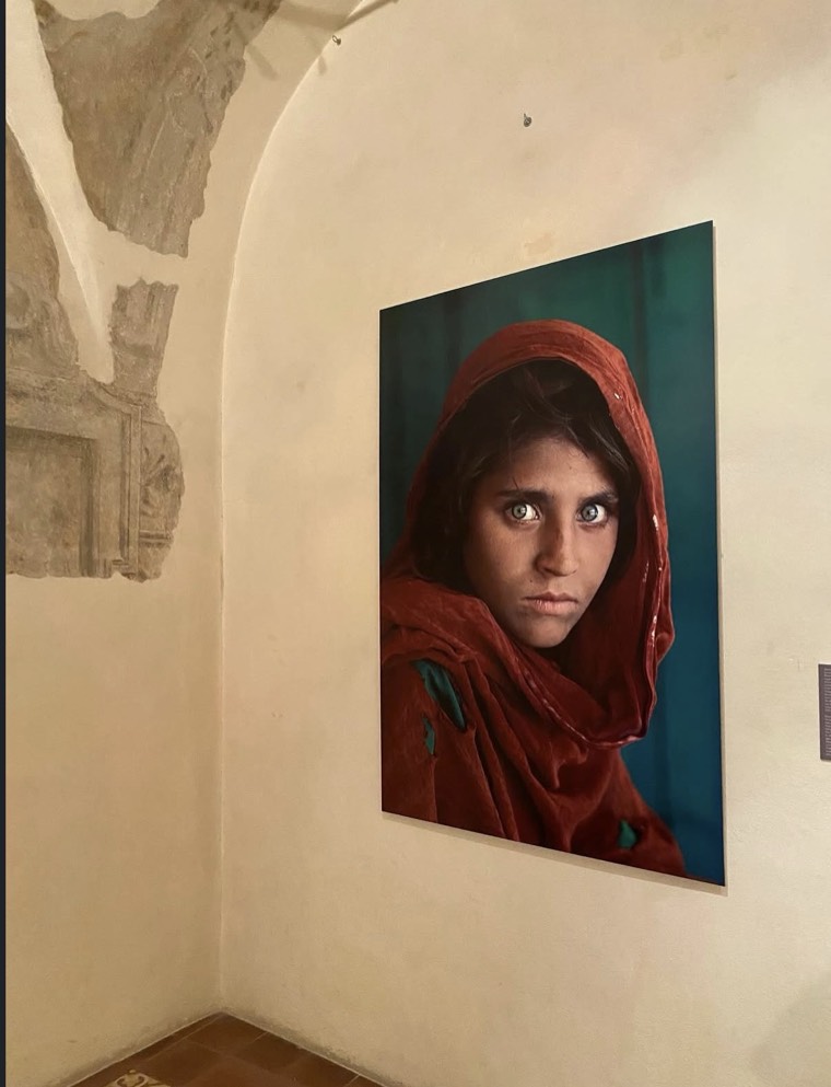 Una fotografia di Steve McCurry esposta a Palazzo Pigorini